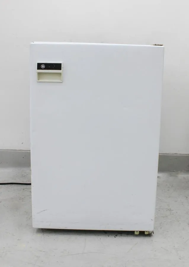 General Electric Upright Freezer model: FP5DXARWH