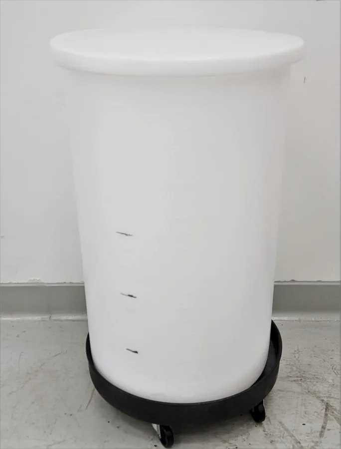Thermo Scientific 55 Gallon Cylindrical Graduated Heavy-Duty Tank with Cover